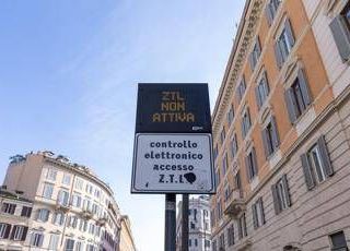 Roma, pass da mille euro per Ztl e strisce blu a pagamento: i provvedimenti per auto elettriche e ibride Roma, pass da mille euro per Ztl e strisce blu a pagamento: i provvedimenti per auto elettriche e ibride