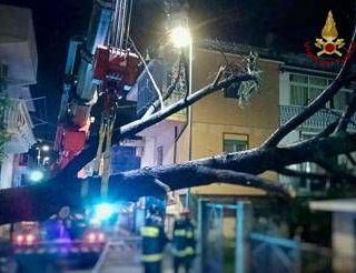 Maltempo in Campania, frana a Vietri: 5 famiglie evacuate. Allerta arancione in Calabria Maltempo in Campania, frana a Vietri: 5 famiglie evacuate. Allerta arancione in Calabria