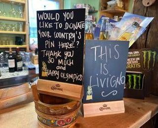 Milano Cortina, è 'pins-mania': da Bormio a Livigno, anche i locali le chiedono (al posto delle mance) Milano Cortina, è 'pins-mania': da Bormio a Livigno, anche i locali le chiedono (al posto delle mance)