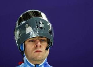 Milano Cortina 2026, Heraskevych perde il ricorso: confermata la squalifica per il casco Milano Cortina 2026, Heraskevych perde il ricorso: confermata la squalifica per il casco