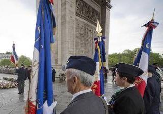 Francia, polizia spara a uomo armato di coltello all'Arc de Triomphe Francia, polizia spara a uomo armato di coltello all'Arc de Triomphe