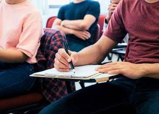 Allarme spritz a colazione, i rischi per gli studenti: "Effetti immediati su cervello" Allarme spritz a colazione, i rischi per gli studenti: "Effetti immediati su cervello"