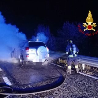 Auto a fuoco sulla A4. Intervento dei Vigili del Fuoco