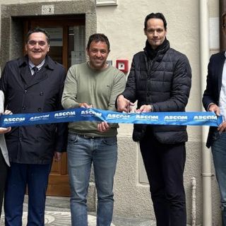 Il sindaco Roberto Veggi, con Andrea Barasolo e i funzionari Ascom Cristina Zumbo, Giuseppe Valdani e Andrea Giroldo