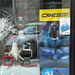 Altra vetrina infranta a Vercelli: questa volta ai danni di un'Ottica