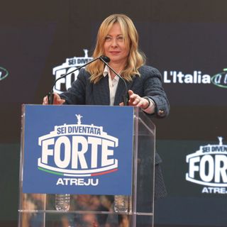 Meloni ad Atreju “Europa non è al tramonto, Italia leale ma non subalterna”