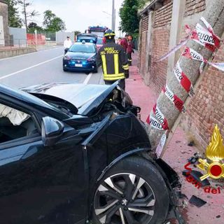 Dal Nord-ovest: auto contro un palo a Vercelli, passeggeri in ospedale.