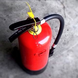 Vandali a Crevacuore, imbrattano i locali con gli estintori (foto di repertorio)