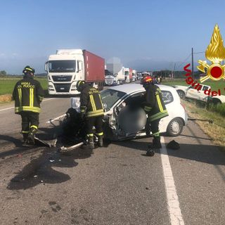 Dal Nord-ovest - Incidente a Buronzo (VC): coinvolti quattro veicoli, ci sono feriti.