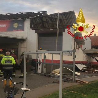 Tromba d'aria nel vicino Vercellese, colpita un'abitazione con officina