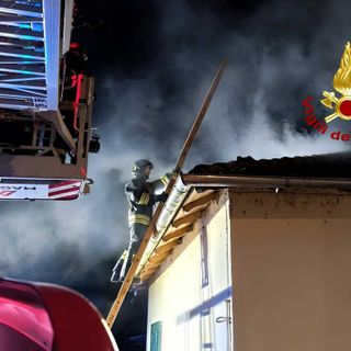 Incendio di un tetto nel vicino Vercellese, i Vigili del Fuoco evitano il peggio