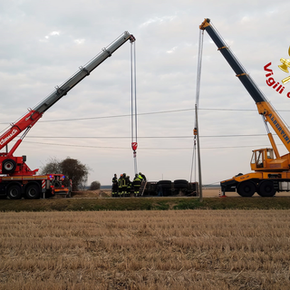 Dal Nord Ovest – Tir si ribalta fuori strada, in campo i Vigili del Fuoco con l'autogrù