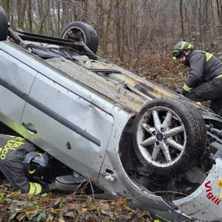 Auto si ribalta fuori strada, soccorso un uomo