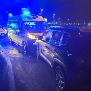 Vercelli, auto contro mano si scontra con l'ambulanza biellese