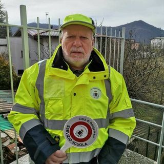 La storia del Nonno Vigile, sposta il bimbo dalla strada evitando che un'auto lo investa: è successo nella vicina Valsesia