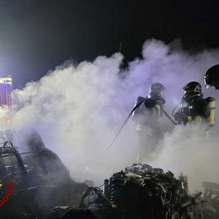 Cronaca, auto in fiamme ad Alice Castello, Vigili del Fuoco in azione