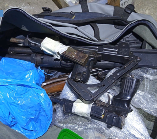 Dal Nord-ovest: armi da guerra e 12 chili di droga in casa: arrestato un uomo