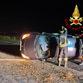 Auto si ribalta sul fianco, conducente in ospedale