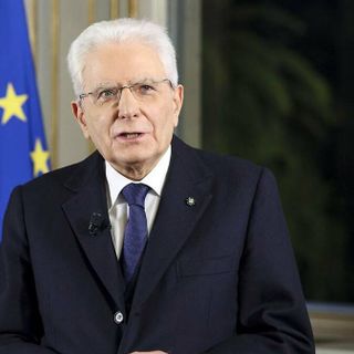 Mattarella rende omaggio agli Alpini: “Custodi di lealtà, coraggio e solidarietà”