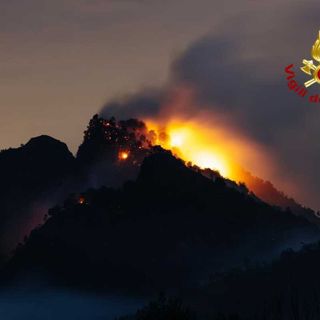 Cravagliana, proseguono le operazioni di spegnimento dell'incendio
