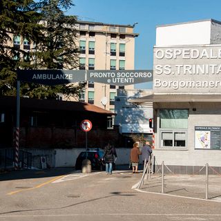 Scambia l’acqua con l’acido al bar: grave un uomo a Borgomanero