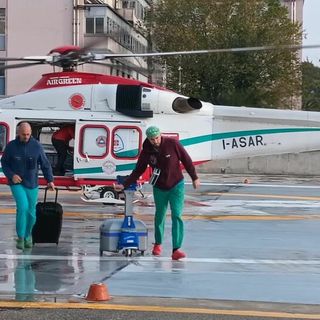 L'intervento dei medici anche grazie all'uso dell'elicottero
