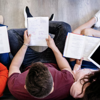 Adolescenti: in Piemonte leggono di più e visitano musei, ma vanno meno a teatro e ai concerti