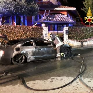 Auto in fiamme vicino alle case
