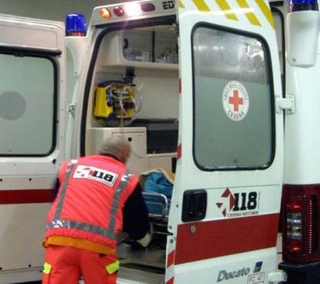 Scontro tra moto e auto davanti al municipio di Gattinara: centauro in ospedale
