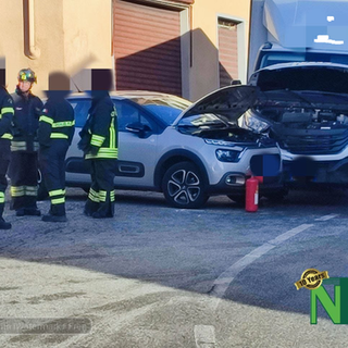 Valdilana, scontro a Ponzone tra auto e furgone: una donna in ospedale.