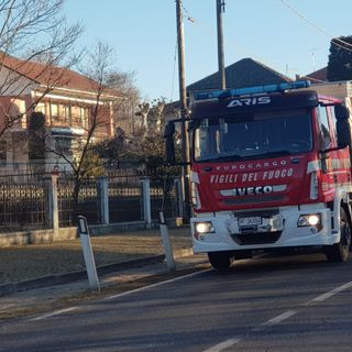 Roasio, anziana si sente male a casa: in azione Vigili del Fuoco e 118 (foto di Studio Fighera per newsbiella.it)