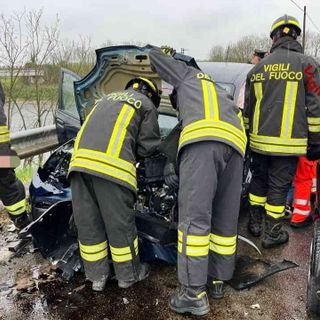 Scontro frontale tra auto a Buronzo, conducenti estratti dalle lamiere