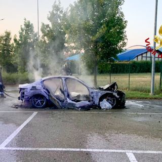 Vercelli, macchina in fiamme a Crescentino: intervengono i Vigili del Fuoco