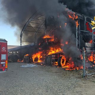 A fuoco rotoballe di fieno e mezzi agricoli FOTO