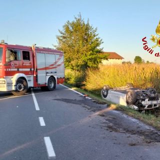 Dal Nord-ovest. Vercelli, scontro fra un'auto e uno scooter elettrico: l'intervento dei soccorsi