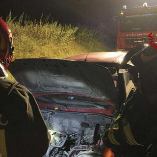 Alice Castello, auto a fuoco, operazioni di spegnimento in serata