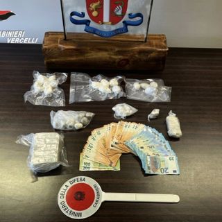 In casa mezzo chilo di hashish e tre etti e mezzo di coca: arrestato un 25enne