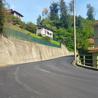 Valdilana, proseguono i lavori: ora c'è un nuovo manto stradale (foto dalla pagina Facebook di comune di Valdilana)