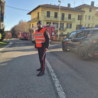 Valdilana, incendia l'auto del vicino al culmine della lite