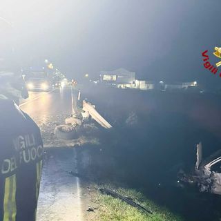 Scontro frontale tra due auto a Cavagnolo, una si ribalta fuori strada