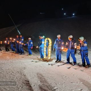 Luci e tradizioni sotto le stelle, a Bielmonte la fiaccolata dei maestri di sci incanta le famiglie (servizi di Mattia Baù e Mauro Benedetti per newsbiella.it)