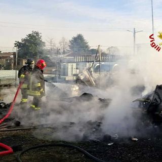 A Lenta roulotte avvolta dalle fiamme, colpita anche una piccola struttura prefabbricata FOTO