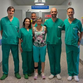 Rischia la paralisi, ma i medici la salvano: straordinario intervento al CTO di Torino