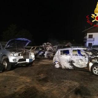 Grosso incendio coinvolge 4 autovetture parcheggiate. Indagini in corso