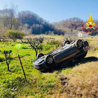 Auto si ribalta a Borgosesia, paura per una donna
