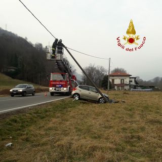 Auto finisce fuori strada e abbatte un palo della luce