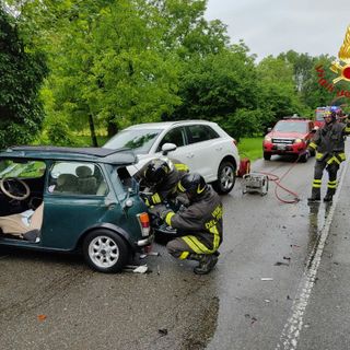 Schianto tra 3 auto a Roccapietra, ferita una donna