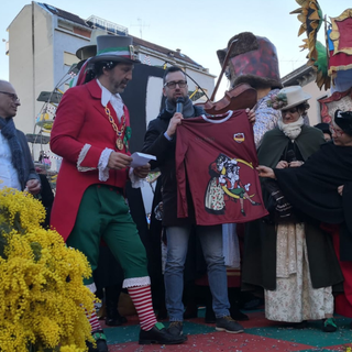 Borgosesia Calcio: “Aperta l’asta benefica delle maglie celebrative del Carnevale”.