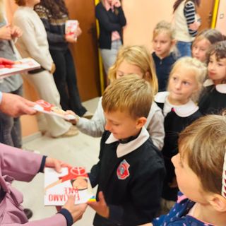Scopello, il Sindaco regala ai bambini i “Quaderni della Pace e della Cura” per educare al rispetto e alla solidarietà