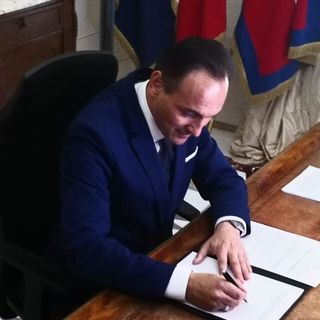 Mascherine obbligatorie nei parcheggi dei centri commerciali e chiusura ristoranti entro l'una di notte